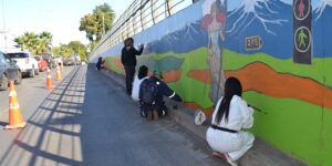 Estudiantes de la Universidad Autónoma restauran icónico mural “Chilenidad” en Talca