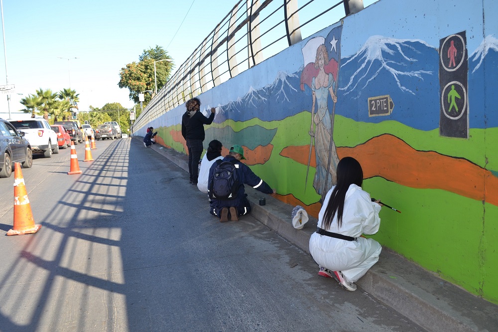 Estudiantes de la Universidad Autónoma restauran icónico mural “Chilenidad” en Talca